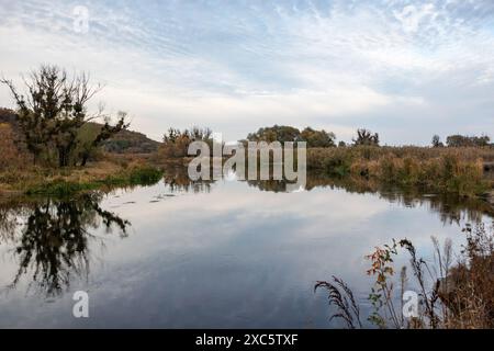 Découvrez les rives de la rivière Siverskyi Donets en Ukraine avec la nature automnale sous un ciel nuageux Banque D'Images