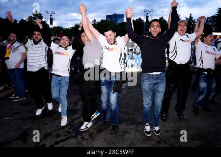 Les fans allemands regardant une projection du match de l'UEFA Euro 2024 Group A entre l'Allemagne et l'Écosse au Westfalenpark de Dortmund, en Allemagne, célèbrent après que l'Allemand Kai Havertz a marqué le troisième but de son équipe depuis le point de penalty. Date de la photo : vendredi 14 juin 2024. Banque D'Images