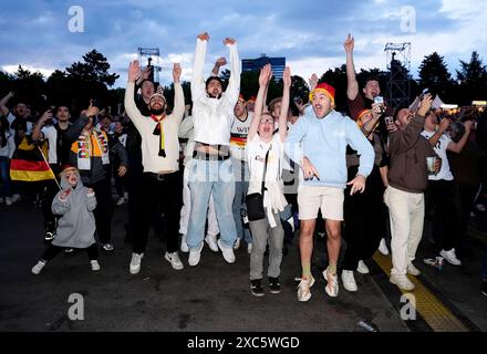 Les fans allemands regardant une projection du match de l'UEFA Euro 2024 Group A entre l'Allemagne et l'Écosse au Westfalenpark de Dortmund, en Allemagne, célèbrent après que l'Allemand Kai Havertz a marqué le troisième but de son équipe depuis le point de penalty. Date de la photo : vendredi 14 juin 2024. Banque D'Images