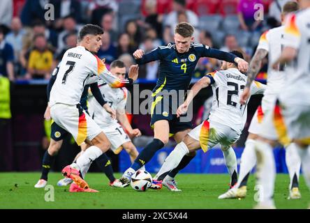 Scott McTominay Scotland, Kai Havertz Germany und Ilkay Guendogan Germany kaempfen um den Ball, UEFA EURO 2024 - Group A, Germany vs Scotland, Fussball Arena München AM 14. Juin 2024 à München, Deutschland. Foto von Silas Schueller/DeFodi images Scott McTominay Scotland, Kai Havertz Germany und Ilkay Guendogan Allemagne bataille pour le ballon, UEFA EURO 2024 - Groupe A, Allemagne vs Écosse, Munich Football Arena le 14 juin 2024 à Munich, Allemagne. Photo de Silas Schueller/DeFodi images Defodi-738 738 GERSCO 20240614 284 *** Scott McTominay Écosse , Kai Havertz Allemagne et Ilkay Guendogan Allemagne Banque D'Images