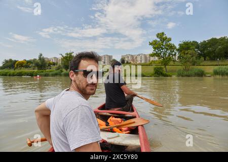 Canoë sur une rivière Banque D'Images