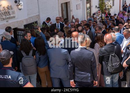 Alberobello, Italie. 14 juin 2024. La délégation entre dans le restaurant. Le dirigeant du sommet du Groupe des sept (G7) et d'autres dirigeants économiques et politiques importants se sont rendus à Alberobello pour déjeuner. Ils ont été accueillis par le maire d'Alberobello, Francesco de Carlo. (Photo de Krisztian Elek/SOPA images/SIPA USA) crédit : SIPA USA/Alamy Live News Banque D'Images