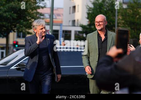 Oslo 20240614. L'acteur Viggo Mortensen (à gauche) sur le tapis rouge avant la première soirée du film 'Til the End of the World' avec Viggo Mortensen au cinéma Colisée d'Oslo. Photo : Javad Parsa / NTB Banque D'Images