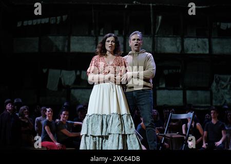 Des chanteurs se produisent lors de la représentation de l’opéra « Dona Francisquita » (Miss Francisquita) du compositeur espagnol Amadeo vives sur scène au Zarzue Banque D'Images