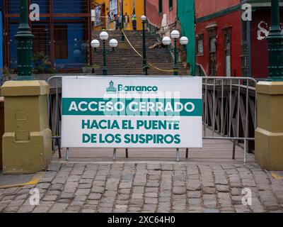 Lima, Pérou - juillet 30 2023 : signe dans un lieu touristique qui dit «accès fermé au pont des Soupirs» dans le quartier de Barranco Banque D'Images