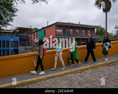 Lima, Pérou - juillet 30 2023 : la famille marche l'une après l'autre, sur un trottoir en béton près du 'Pont des Soupirs' Banque D'Images