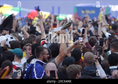 Berlin, Allemagne. 14 juin 2024. UEFA Euro 2024 Fan Fest Berlin. Une foule s'est rassemblée devant la porte de Brandebourg pour assister au match d'ouverture entre l'Allemagne et l'Écosse. La police a dû fermer l'accès parce qu'elle avait atteint sa capacité maximale. Banque D'Images