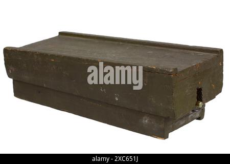 Mines terrestres primitives des séries PMD-6, PMD-7 et PMD-57 de l'Union soviétique. Isolé sur fond blanc. Banque D'Images