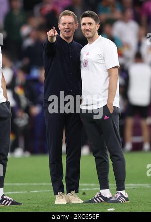 Munich, Allemagne. 14 juin 2024. Julian Nagelsmann, entraîneur allemand (l) et Benjamin Glück, entraîneur adjoint (R)points vers sa famille dans les tribunes lors du match des Championnats d'Europe de l'UEFA à l'Allianz Arena de Munich. Le crédit photo devrait se lire comme suit : David Klein/Sportimage crédit : Sportimage Ltd/Alamy Live News Banque D'Images