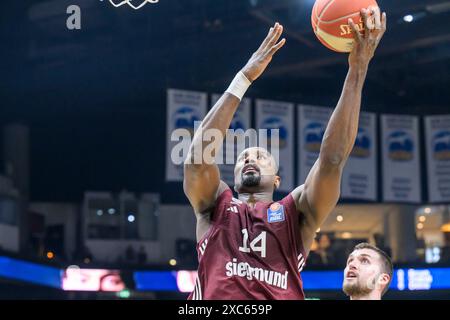 Berlin, Deutschland. 14 juin 2024. GER, Berlin, Alba Berlin vs FC Bayern Basketball, finale des play-off, match 4, BBL, Basketball, Uber Arena, 14/06/2024, Serge Ibaka (FC Bayern Muenchen Basketball), au panier, crédit : HMB Media/Alamy Live News Banque D'Images
