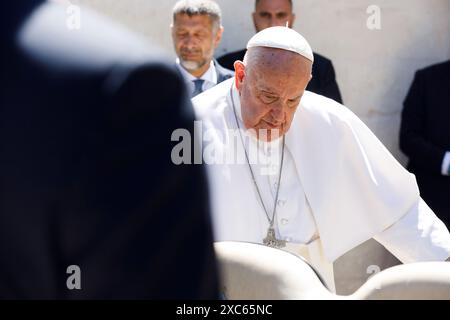 Pouilles, Italie. 14 juin 2024. Le pape François, sort d’une voiturette de golf spéciale alors qu’il arrive pour une session spéciale du Sommet du G7 au complexe Borgo Egnazia, le 14 juin 2024, à Savelletri di Fasano, Italie. Le pape François est devenu le premier pape à s’adresser à la réunion annuelle du Groupe des sept Nations. Crédit : Presidenza del Consiglio/G7 Italia 2024/Alamy Live News Banque D'Images