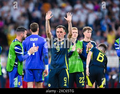 Lawrence Shankland Scotland gestikuliert und bedankt sich BEI den fans, UEFA EURO 2024 - Groupe A, Allemagne vs Ecosse, Fussball Arena München AM 14. Juin 2024 à München, Deutschland. Foto von Silas Schueller/DeFodi images Lawrence Shankland Écosse gestes et remerciements aux fans de l'Ecosse, UEFA EURO 2024 - Groupe A, Allemagne vs Ecosse, Munich Football Arena le 14 juin 2024 à Munich, Allemagne. Photo de Silas Schueller/DeFodi images Defodi-738 738 GERSCO 20240614 317 *** Lawrence Shankland Ecosse gestes et merci aux fans, UEFA EURO 2024 Groupe A, Allemagne vs Ecosse, Munich Footbal Banque D'Images