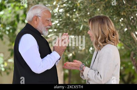 Savelletri di Fasano, Italie. 14 juin 2024. Le premier ministre indien Narendra Modi, à gauche, salue le premier ministre italien Giorgia Meloni avec le traditionnel salut indien Namaste lors de la cérémonie d’arrivée du Sommet élargi du G7 à la station balnéaire Borgo Egnazia, le 14 juin 2024, à Savelletri di Fasano, en Italie. Crédit : Presidenza del Consiglio/G7 Italia 2024/Alamy Live News Banque D'Images