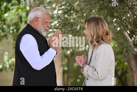 Savelletri di Fasano, Italie. 14 juin 2024. Le premier ministre indien Narendra Modi, à gauche, salue le premier ministre italien Giorgia Meloni avec le traditionnel salut indien Namaste lors de la cérémonie d’arrivée du Sommet élargi du G7 à la station balnéaire Borgo Egnazia, le 14 juin 2024, à Savelletri di Fasano, en Italie. Crédit : Presidenza del Consiglio/G7 Italia 2024/Alamy Live News Banque D'Images