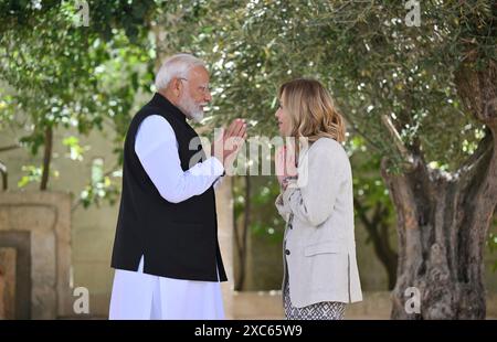 Savelletri di Fasano, Italie. 14 juin 2024. Le premier ministre indien Narendra Modi, à gauche, salue le premier ministre italien Giorgia Meloni avec le traditionnel salut indien Namaste lors de la cérémonie d’arrivée du Sommet élargi du G7 à la station balnéaire Borgo Egnazia, le 14 juin 2024, à Savelletri di Fasano, en Italie. Crédit : Presidenza del Consiglio/G7 Italia 2024/Alamy Live News Banque D'Images