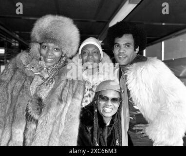 Photo du dossier datée du 14/12/78 du groupe pop Boney M, (de gauche à droite) Liz Mitchell, Mazie Williams, Bobby Farrell et Marcia Barrett, arrivant à l'aéroport d'Heathrow après leur tournée russe réussie en 1978. La star de Boney M Liz Mitchell a été nommée membre de l'ordre de l'Empire britannique (MBE) dans la liste des honneurs d'anniversaire du roi pour ses services à la musique et à la charité. Date d'émission : vendredi 14 juin 2024. Banque D'Images