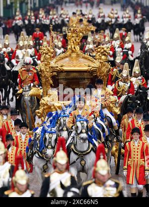 Photo datée du 06/05/23 du roi Charles III et de la reine Camilla dans le Gold State Coach, pendant la procession du couronnement alors qu'ils retournent le long du Mall au palais de Buckingham, Londres, après leur cérémonie de couronnement. L'ancien maître du cheval Baron de Mauley, qui a participé à la procession du couronnement du roi, a été nommé Chevalier Commandeur de l'ordre royal de Victoria (KCVO) dans la liste des honneurs d'anniversaire du roi. Date d'émission : vendredi 14 juin 2024. Banque D'Images
