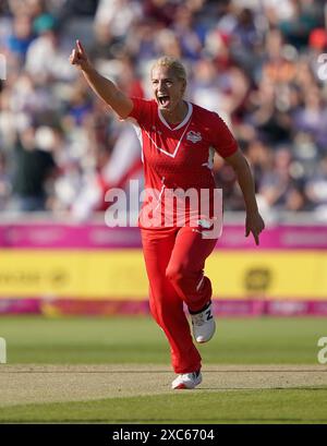 Photo du dossier datée du 04/08/22 de l'anglaise Katherine Sciver-Brunt célébrant le guichet de la néo-zélandaise Amelia Kerr lors du match entre l'Angleterre et la Nouvelle-Zélande au stade Edgbaston. La cricketeuse Katherine Sciver-Brunt a été nommée OBE (officier de l'ordre de l'Empire britannique), pour services rendus au cricket féminin et à la communauté du Yorkshire, dans la liste des honneurs d'anniversaire du roi. Date d'émission : vendredi 14 juin 2024. Banque D'Images