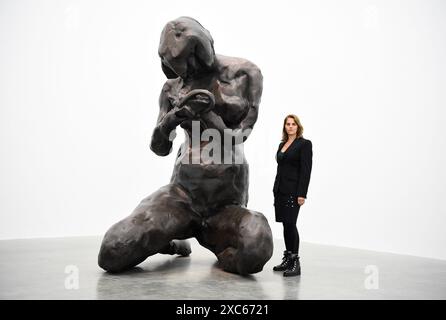 Dossier photo datée du 04/02/19 de Tracey Emin avec la mère lors d'un aperçu de sa quinzaine de larmes, au White Cube à Bermondsey, Londres. Emin a été nommée Dame Commandeur de l'ordre de l'Empire britannique, pour services rendus à l'Art, dans la liste des honneurs d'anniversaire du roi. Date d'émission : vendredi 14 juin 2024. Banque D'Images