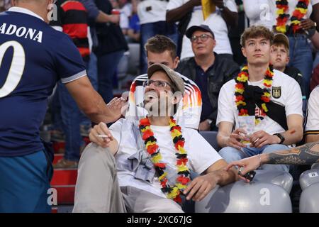 Un fan allemand fume dans les gradins avant le match du Championnat d'Europe de l'UEFA Groupe A entre l'Allemagne et l'Écosse à l'Allianz Arena de Munich le vendredi 14 juin 2024. (Photo : Pat Scaasi | mi News) crédit : MI News & Sport /Alamy Live News Banque D'Images