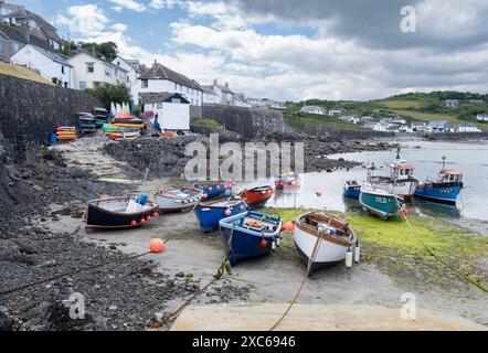 Bateaux de pêche dans le port de Coverack, Cornouailles, Angleterre à marée basse. Banque D'Images