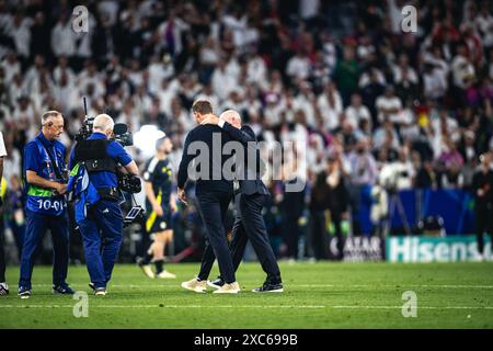 Munich, Allemagne. 14 juin 2024. Munich, Allemagne, 14 juin 2024 MUNICH, ALLEMAGNE - 14 JUIN : Steve Clarke, manager de l'Écosse, et Julian Nagelsmann, entraîneur-chef de l'Allemagne Embrace après le match d'ouverture du Championnat UEFA Euro 2024 entre l'Allemagne et l'Écosse au Munich Football Arena le 14 juin 2024 à Munich, Allemagne. (Photo de Dan O' Connor/ATPImages) Dan O' Connor (Dan O' Connor/ATP images/SPP) crédit : SPP Sport Press photo. /Alamy Live News Banque D'Images