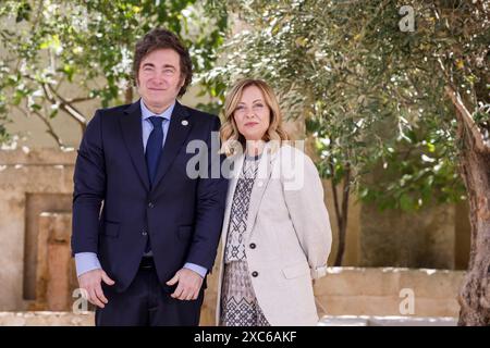 Savelletri di Fasano, Italie. 14 juin 2024. Le président argentin Javier Milei, à gauche, est accueilli par le premier ministre italien Giorgia Meloni, à droite, lors de la cérémonie d’arrivée du Sommet élargi du G7 à la station balnéaire Borgo Egnazia, le 14 juin 2024, à Savelletri di Fasano, en Italie. Crédit : Presidenza del Consiglio/G7 Italia 2024/Alamy Live News Banque D'Images