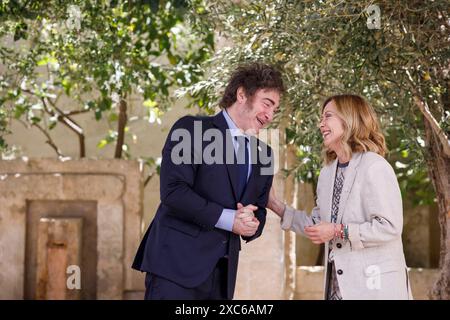 Savelletri di Fasano, Italie. 14 juin 2024. Le président argentin Javier Milei, à gauche, est accueilli par le premier ministre italien Giorgia Meloni, à droite, lors de la cérémonie d’arrivée du Sommet élargi du G7 à la station balnéaire Borgo Egnazia, le 14 juin 2024, à Savelletri di Fasano, en Italie. Crédit : Presidenza del Consiglio/G7 Italia 2024/Alamy Live News Banque D'Images