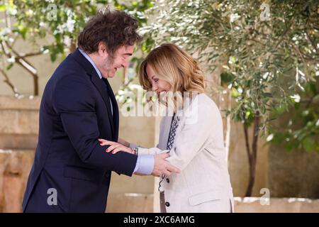 Savelletri di Fasano, Italie. 14 juin 2024. Le président argentin Javier Milei, à gauche, est accueilli par le premier ministre italien Giorgia Meloni, à droite, lors de la cérémonie d’arrivée du Sommet élargi du G7 à la station balnéaire Borgo Egnazia, le 14 juin 2024, à Savelletri di Fasano, en Italie. Crédit : Presidenza del Consiglio/G7 Italia 2024/Alamy Live News Banque D'Images