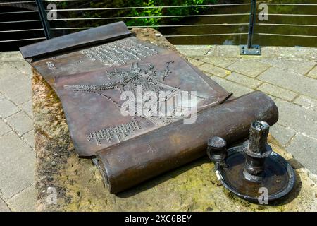 Sculpture, de Bronzecast. Représentant l'acte du Parlement de 1659 autorisant la construction du canal Bridgewater. Worsley Delph, Salford, Angleterre, Royaume-Uni Banque D'Images