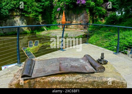 Sculpture, par Bronzcast. Représentant l'acte du Parlement de 1659 autorisant la construction du canal Bridgewater. Worsley Delph, Salford, Angleterre, Royaume-Uni Banque D'Images