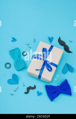 Concept Happy Pathers Day. Ensemble d'outils manuels, cravate, pièces de rechange, symboles traditionnels. Carte de vœux, plat, fond bleu, vue de dessus Banque D'Images