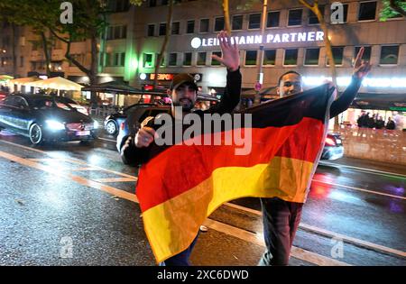 Cologne, Allemagne. 14 juin 2024. Football, UEFA Euro 2024 Allemagne Ecosse, tour préliminaire, Groupe A, jour de match 1 : les fans encouragent avec leurs drapeaux lors d'un cortège dans le centre-ville pour célébrer la victoire 5-1 de l'Allemagne. Crédit : Roberto Pfeil/dpa/Alamy Live News Banque D'Images