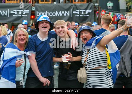 Glsgow, Royaume-Uni. 14 juin 2024. Des centaines de fans de football écossais ont assisté à une zone des fans dans le Calton, près du centre-ville de Glasgow pour assister au match d'ouverture du tournoi de football EURO 2024 entre l'Allemagne, le pays hôte, et l'Écosse. Les fans présents ont traversé toutes les émotions de, la fierté, le bonheur à la déception que le score final était Allemagne 5 - 1 Écosse. Crédit : Findlay/Alamy Live News Banque D'Images