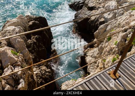 Pont piétonnier suspendu au-dessus d'une falaise et de l'océan sur la Côte d'Azur Banque D'Images