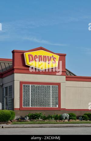 Houston, Texas États-Unis 04-07-2024 : devanture d'affaires de l'entreprise extérieure de restaurant Dennys. Banque D'Images