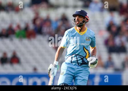 Shan Masood se rend sur le terrain pris à Birmingham UK le 14 juin 2024 lors du match Vitality Blast entre Warwickshire Bears et Yorkshire Vikings Banque D'Images