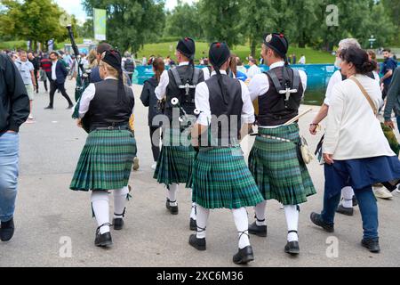 Munich, Bavière, Allemagne - 14 juin 2024 : les écossais traditionnels avec des kilts et des cornemuses au match international entre l'Allemagne et l'Écosse à Munich *** traditionnelle Schotten mit Schottenrock und Dudelsack, beim Länderspiel Deutschland gegen Schottland à München Banque D'Images