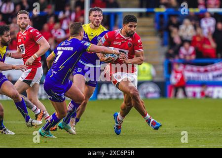 Warrington, Cheshire, Royaume-Uni. 14 juin 2024. Super League Rugby : Warrington Wolves vs Salford Red Devils au stade Halliwell Jones. Nene Macdonald cherchant à battre Josh Drinkwater lors de l'attaque de Salford. Crédit James Giblin/Alamy Live News. Banque D'Images