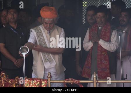 Gandarbal, Inde. 14 juin 2024. Le lieutenant-gouverneur (LG) du Jammu-et-Cachemire Shri Manoj Sinha sert du lait alors qu'il offre des prières pendant le festival annuel 'Mela Kheer Bhawani' dans un temple du village de Tull Mulla à la périphérie du Cachemire administré par les Indiens de Srinagar le 14 juin 2024. (Photo de Mubashir Hassan/Pacific Press) crédit : Pacific Press Media production Corp./Alamy Live News Banque D'Images