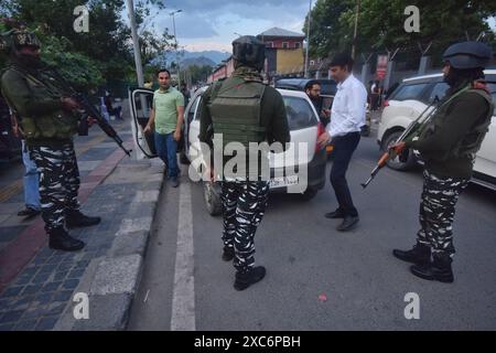 Srinagar, Inde. 14 juin 2024. Le personnel de sécurité vérifie le sac et le véhicule des locaux pendant une opération de recherche surprise. La sécurité a été renforcée dans la vallée en prévision de la visite du premier ministre Narendra Modi à la veille de la Journée internationale du yoga le 21 juin. (Photo de Mubashir Hassan/Pacific Press) crédit : Pacific Press Media production Corp./Alamy Live News Banque D'Images