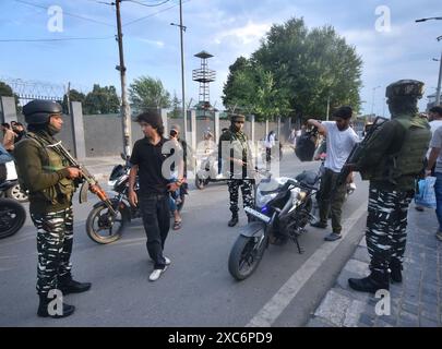 Srinagar, Inde. 14 juin 2024. Le personnel de sécurité vérifie le sac et le véhicule des locaux pendant une opération de recherche surprise. La sécurité a été renforcée dans la vallée en prévision de la visite du premier ministre Narendra Modi à la veille de la Journée internationale du yoga le 21 juin. (Photo de Mubashir Hassan/Pacific Press) crédit : Pacific Press Media production Corp./Alamy Live News Banque D'Images