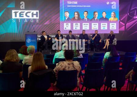 Bucarest, Roumanie. 14 juin 2024 : le panel d'ouverture de TechExpo 2024 au centre d'exposition ROMEXPO à Bucarest. TechExpo Technology Festival en Roumanie qui réunit les nouvelles technologies dans le transport hybride et électrique, la robotique, la e-santé, la technologie du sport, les systèmes intelligents, jeux, gadgets innovants et communications. Crédit : Lucian Alecu/Alamy Live News Banque D'Images