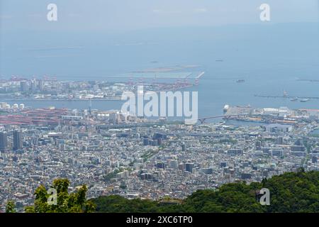 Vue imprenable sur Kobe, au Japon, depuis un point de vue élevé, probablement depuis l'une des montagnes environnantes telles que le mont Rokko Banque D'Images