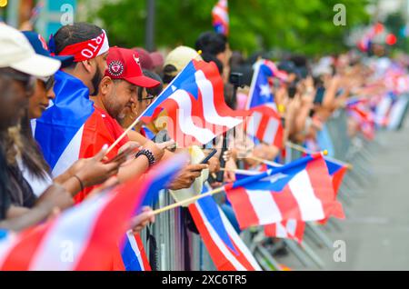 Des milliers de participants se sont rassemblés le long de la Cinquième Avenue à New York lors de la parade nationale de la Journée portoricaine. Banque D'Images