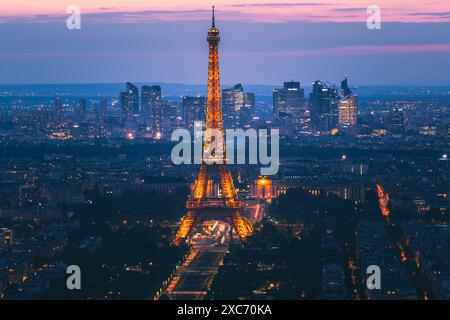 Capitale de la France Paris avec serviette Eiffel vue d'en haut, beau paysage urbain, coucher de soleil sur la ville Banque D'Images