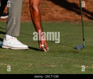 Pinehurst, Caroline du Nord, États-Unis. 11 juin 2024. Tiger Woods des États-Unis place son ballon sur le premier tee lors de la ronde d'entraînement de mardi pour le 124e US Open, le 11 juin 2024, au Pinehurst Resort & Country Club (course no 2) à Pinehurst, Caroline du Nord. (Crédit image : © Timothy L. Hale/ZUMA Press Wire) USAGE ÉDITORIAL SEULEMENT! Non destiné à UN USAGE commercial ! Banque D'Images