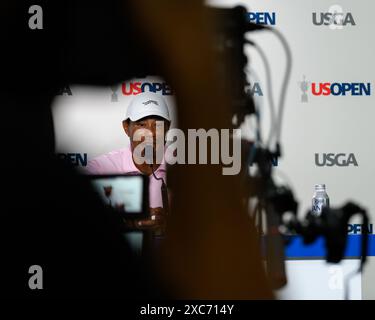 Pinehurst, Caroline du Nord, États-Unis. 11 juin 2024. Tiger Woods, des États-Unis, répond aux questions des médias lors de la ronde d'entraînement de mardi pour le 124e US Open, le 11 juin 2024, au Pinehurst Resort & Country Club (cours no 2) à Pinehurst, Caroline du Nord. (Crédit image : © Timothy L. Hale/ZUMA Press Wire) USAGE ÉDITORIAL SEULEMENT! Non destiné à UN USAGE commercial ! Banque D'Images