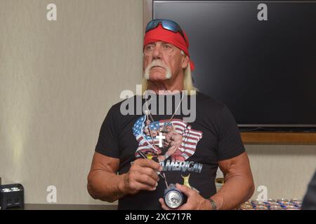 Hollywood, Floride, États-Unis. 13 juin 2024. Le lutteur du WWE Hall of Fame Hulk Hogan assiste au lancement de sa « vraie bière américaine » au Guitar Hotel du Seminole Hard Rock Hotel & Casino Hollywood le 13 juin 2024 à Hollywood, en Floride. Crédit : Mpi10/Media Punch/Alamy Live News Banque D'Images