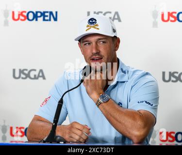 Pinehurst, Caroline du Nord, États-Unis. 11 juin 2024. Bryson DeChambeau, des États-Unis, répond aux questions des médias lors de la ronde d'entraînement de mardi pour le 124e US Open, le 11 juin 2024, au Pinehurst Resort & Country Club (cours no 2) à Pinehurst, Caroline du Nord. (Crédit image : © Timothy L. Hale/ZUMA Press Wire) USAGE ÉDITORIAL SEULEMENT! Non destiné à UN USAGE commercial ! Banque D'Images